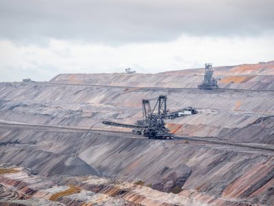 wide-angle-shot-excavation-machines-lookout-jackerath-garzweiler-skywalk-germany (1) (1)